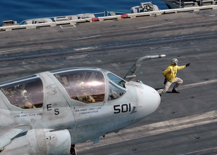 Phi cơ tác chiến điện tử EA-6B Prowler trên tàu sân bay USS Enterprise (CVN 65)